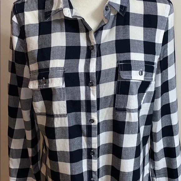 Old Navy Button down blouse -plaid- - Picture 2 of 7